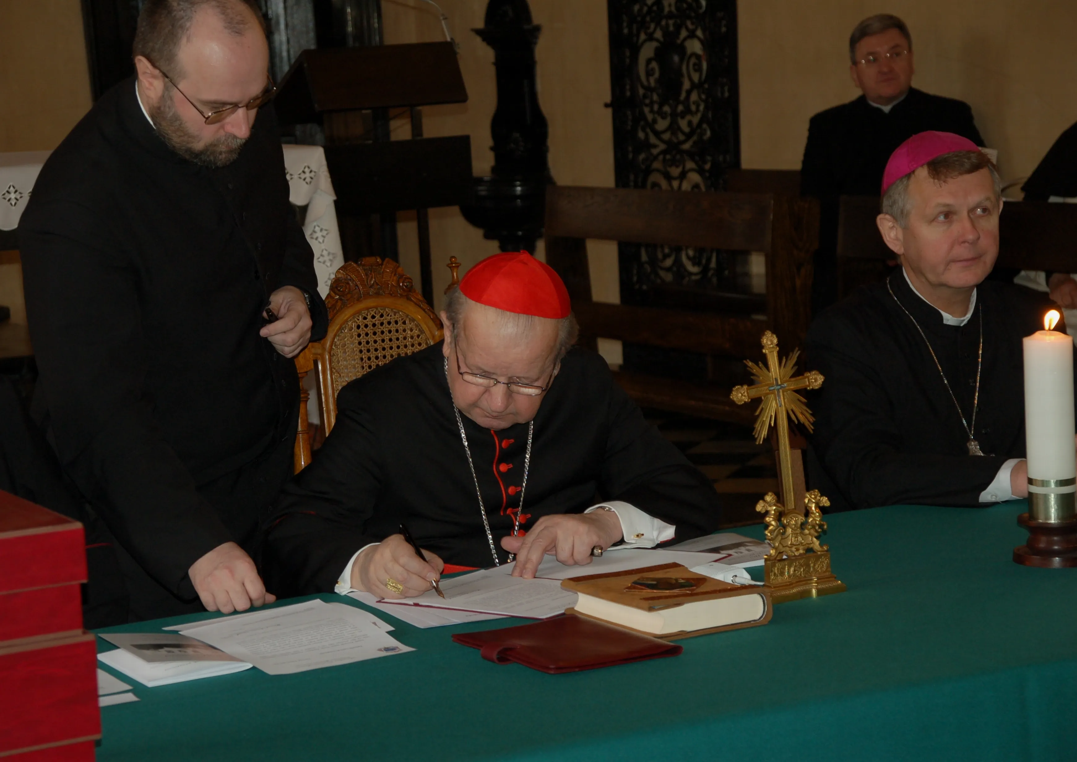 Ks. kard. Stanisław Dziwisz podpisuje dokument zakończenia procesu
