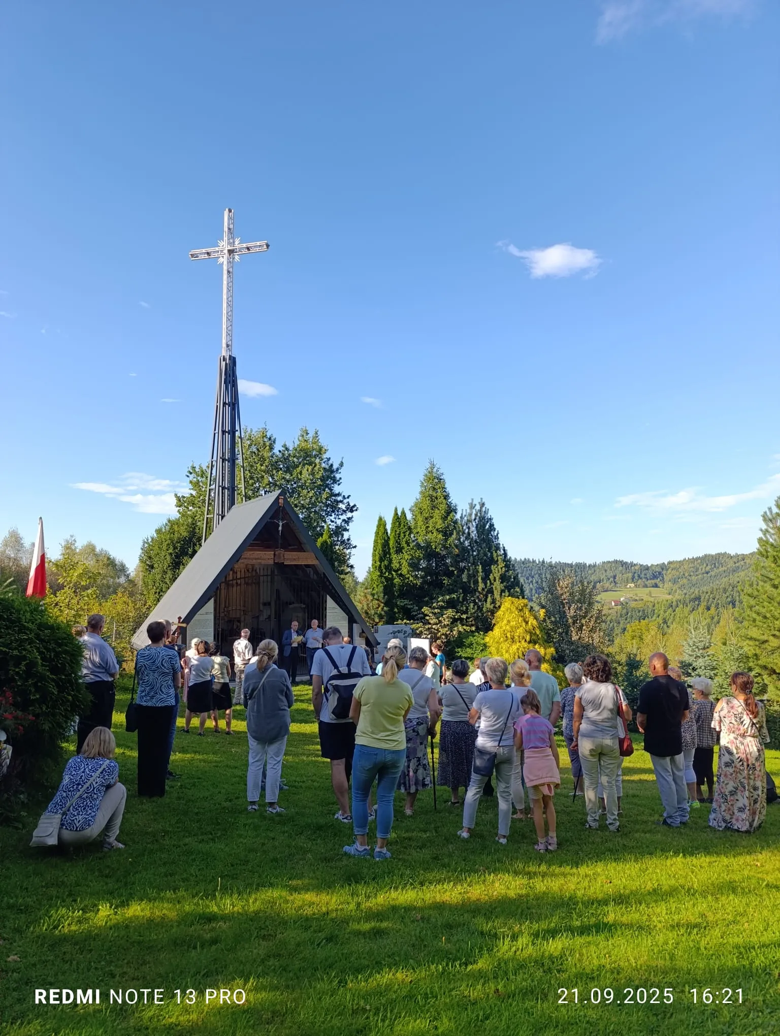 Pielgrzymi na Wzgórzu Miłosierdzia w Zagórniku